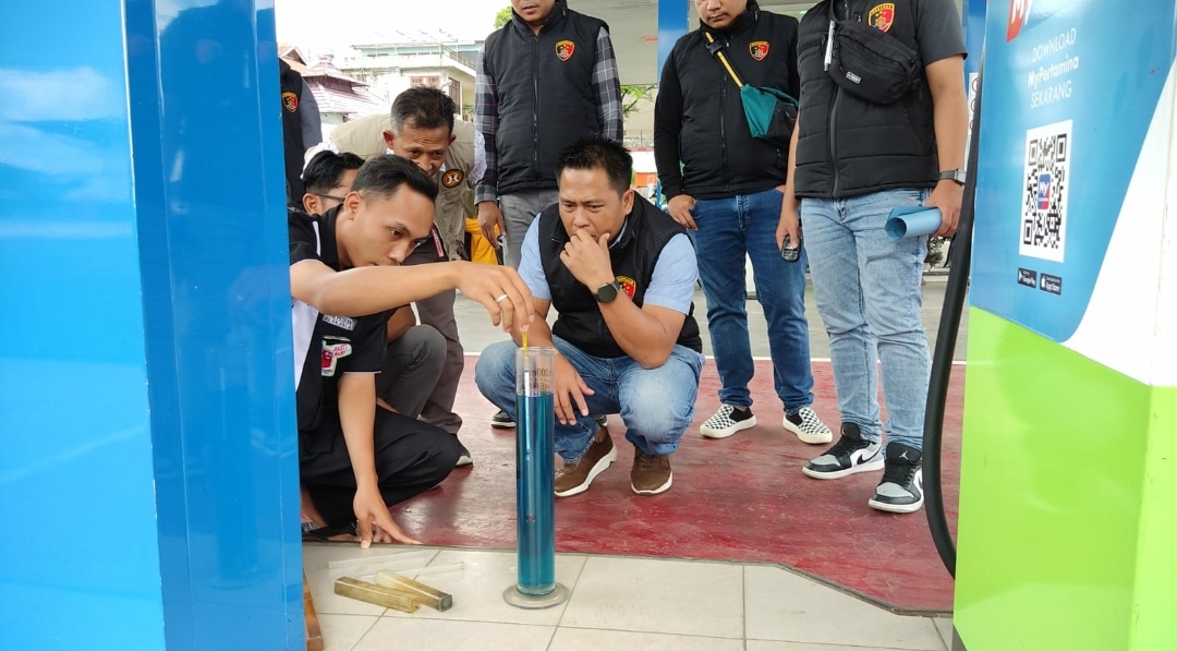 Anggota Satreskrim Polres Batu, saat melakukan pengecekan ke sejumlah SPBU, pastikan tidak ada penyimpangan penjualan BBM dan mencurangi meteran. (Yan/kabarterdepan.com) 