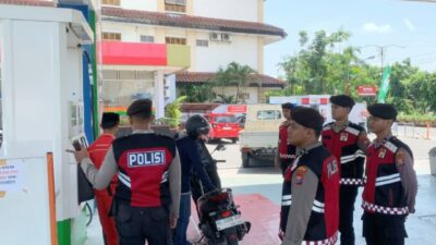Sejumlah personel Polres Madiun Kota saat melakukan pengawasan pengisian ke pengendara motor, Sabtu (30/3/2024). (Humas Polres Madiun Kota)