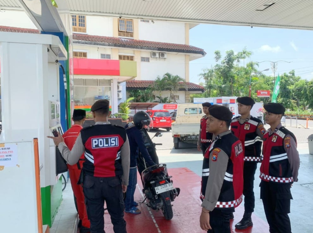 Sejumlah personel Polres Madiun Kota saat melakukan pengawasan pengisian ke pengendara motor, Sabtu (30/3/2024). (Humas Polres Madiun Kota) 
