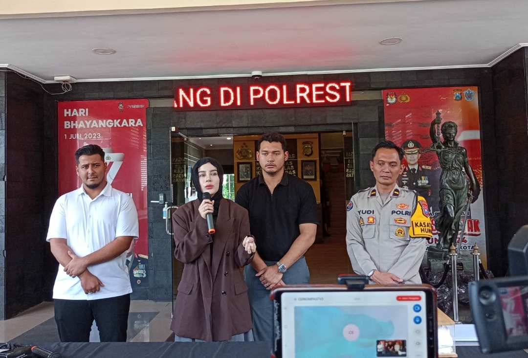Aghnia Punjabi saat memberikan keterangan kepada wartawan di Mapolres Kota Malang, Sabtu (30/3/2024). (Redaksi/kabarterdepan.com) 
