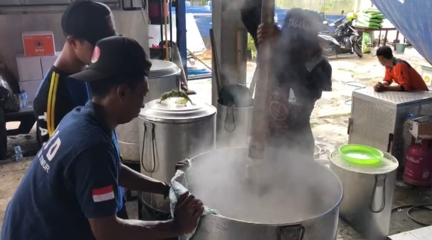 Sejumlah relawan dan anggota Tagana menyiapkan makanan di dapur umum (Redaksi Kabarterdepan.com)