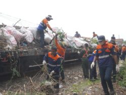 Upayakan Keselamatan Perjalanan, KAI Daop 8 Surabaya Bersihkan Jalur Kereta Api