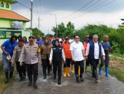 Bupati Mojokerto Dampingi Pj Gubernur Jatim Tinjau Lokasi Banjir