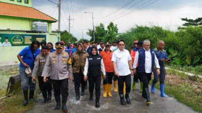 Bupati Mojokerto Dampingi Pj Gubernur Jatim Tinjau Lokasi Banjir