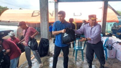 Sekda dan Kasat Reskrim Polres Mojokerto Distribusikan 5.000 Nasi Bungkus ke Korban Banjir