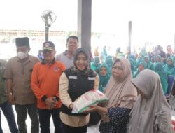 Peduli Warga Terdampak Banjir, Bupati Mojokerto Kembali Salurkan Bansos