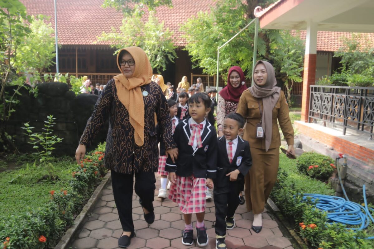 pengenalan profesi kepala daerah 45 anak usia dini kunjungi kantor bupati mojokerto 20240304 204412