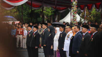 Bupati Mojokerto Ikuti Upacara Hari Otonomi Daerah 2024 di Balai Kota Surabaya