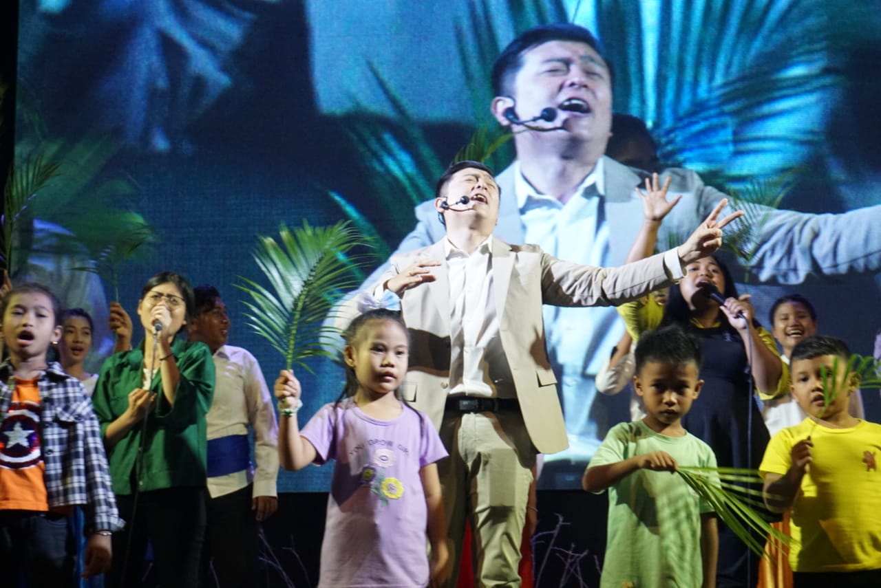 Keceriaan jemaat dalam perayaan Paskah di gereja GBT Kota Mojokerto. (Erix/kabarterdepan.com) 