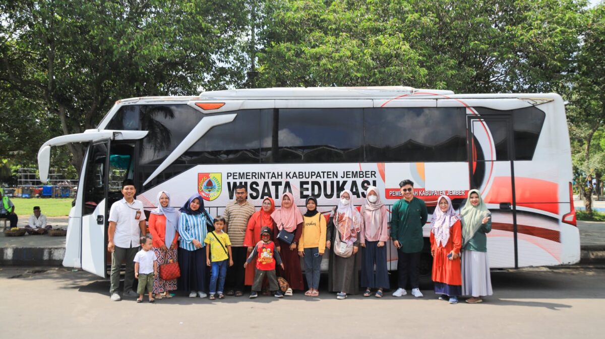 Bus angkutan Jember Keliling Kota (JELITA) yang siap mengantarkan warga Jember ngabuburit mengunjungi wisata religi. (Lana/kabarterdepan.com) 