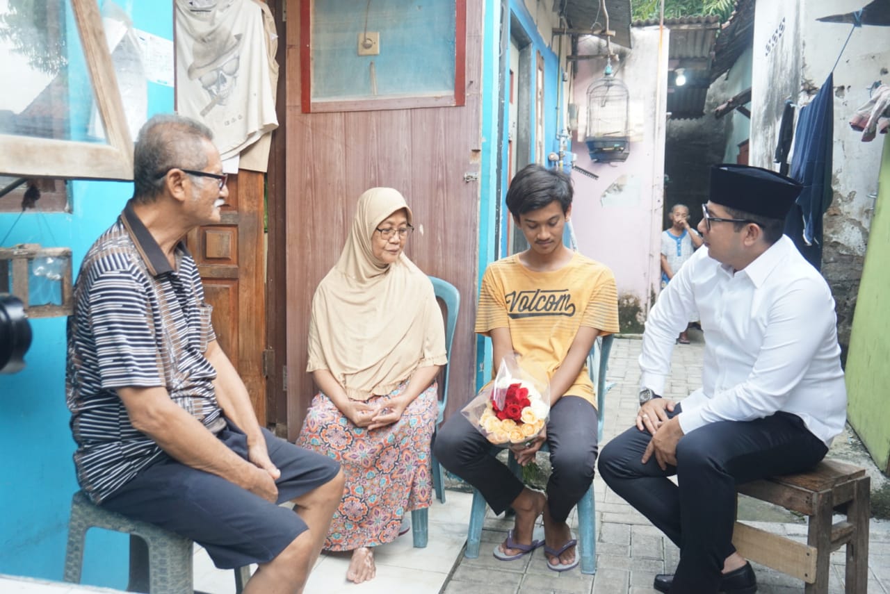Pj Wali Kota Mojokerto memberikan semangat kepada anak yatim untuk semangat sekolah. (Erix/kabarterdepan.com) 