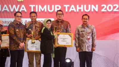 Pj Wali Kota Mojokerto Moh Ali Kuncoro menerima penghargaan atas keberhasilan Pemkot Mojokerto dalam PPD Kota Terbaik II tingkat Jawa Timur, Rabu (3/4/2024). (Diskominfo Kota Mojokerto)