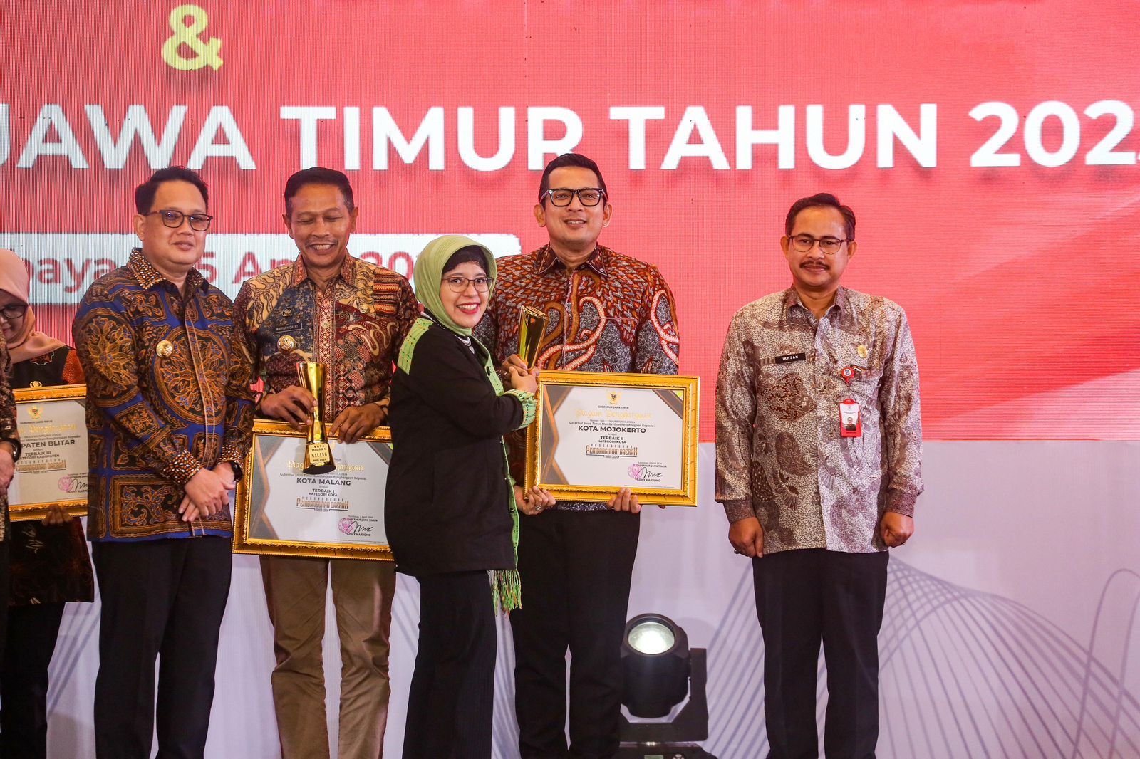 Pj Wali Kota Mojokerto Moh Ali Kuncoro menerima penghargaan atas keberhasilan Pemkot Mojokerto dalam PPD Kota Terbaik II tingkat Jawa Timur, Rabu (3/4/2024). (Diskominfo Kota Mojokerto) 