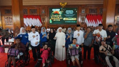 Ketua Umum PP Muslimat NU Khofifah Indar Parawansa didampingi Pj Wali Kota Mojokerto, Moh Ali Kuncoro memberikan santunan (Andy / Kabarterdepan.com)