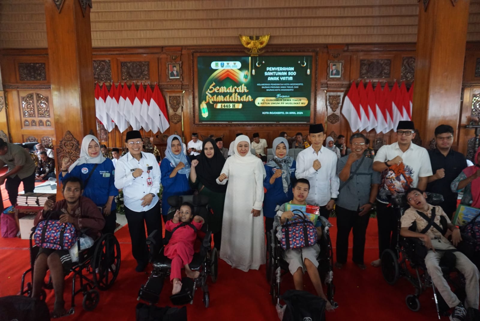 Ketua Umum PP Muslimat NU Khofifah Indar Parawansa didampingi Pj Wali Kota Mojokerto, Moh Ali Kuncoro memberikan santunan (Andy / Kabarterdepan.com)