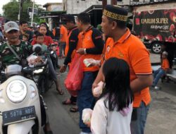 Relawan ISM Mojokerto Bagikan 900 Paket Takjil ke Pengguna Jalan