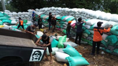 Sejumlah relawan saat membenahi benteng penyelamat dari sekam, Jumat (5/4/2024). (Redaksi/kabarterdepan.com)
