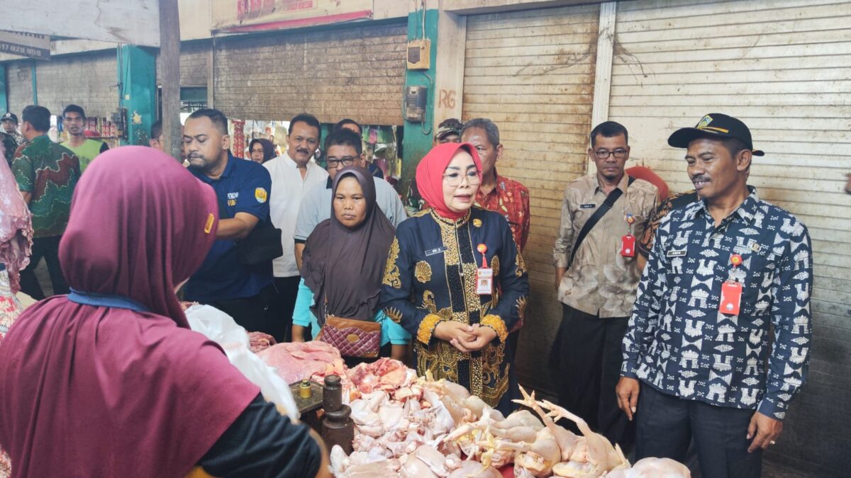 Bupati Grobogan Sri Sumarni saat sidak di Pasar tradisional Purwodadi, Grobogam, Jumat (5/4/2024). (Masrikin/kabarterdepan.com) 