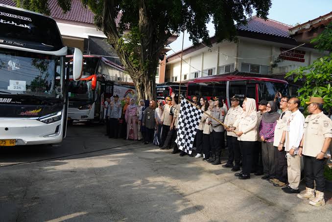 Wali Kota Semarang, Hevearita Gunaryanti Rahayu melepas 4 bus untuk jemput pemudik di Jakarta, Sabtu (6/4/2024). (Ahmad/kabarterdepan.com) 