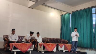 Gus Barra memberikan sambutan dalam kegiatan buka puasa bersama Kapolres Mojokerto, Sabtu (6/4/2024). (Alief Wahdana/kabarterdepan.com)