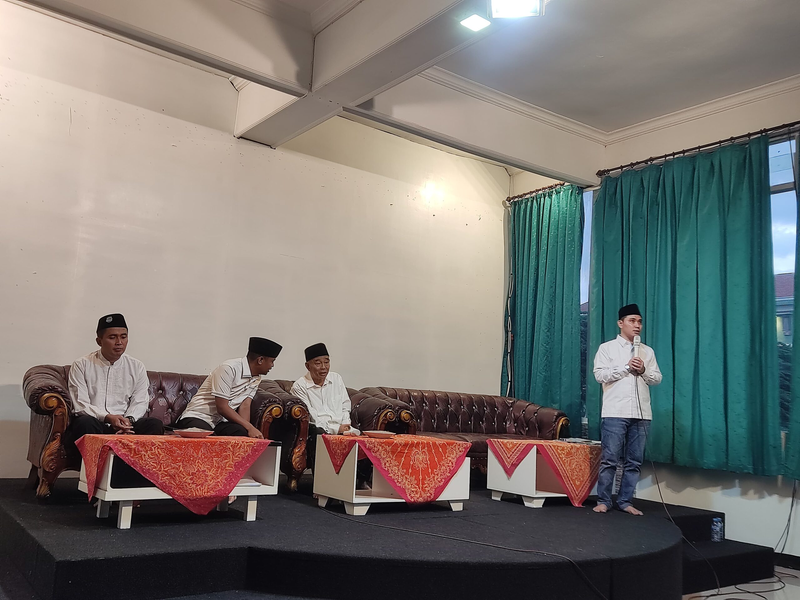 Gus Barra memberikan sambutan dalam kegiatan buka puasa bersama Kapolres Mojokerto, Sabtu (6/4/2024). (Alief Wahdana/kabarterdepan.com) 