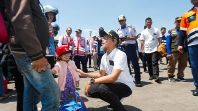 Sumarno tengah berdialog dengan pemudik yang baru turun dari kapal, Minggu (7/4/2024). (Ahmad/kabarterdepan.com)