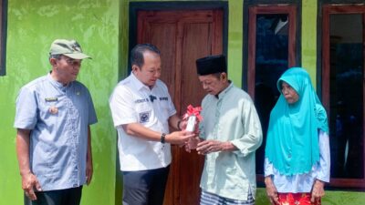 Bupati Jember menyerahkan kunci rumah yang sudah diperbaiki kepada warga, Senin (8/4/2024). (Lana/kabarterdepan.com)