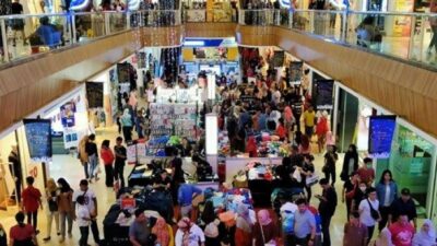 Pengunjung di salah satu pusat perbelanjaan di Semarang membludak, Senin (8/4/2024). (Ahmad/kabarterdepan.com)