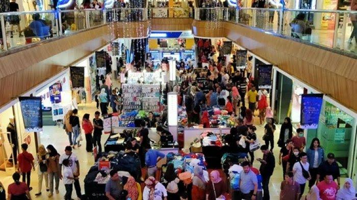 Pengunjung di salah satu pusat perbelanjaan di Semarang membludak, Senin (8/4/2024). (Ahmad/kabarterdepan.com) 