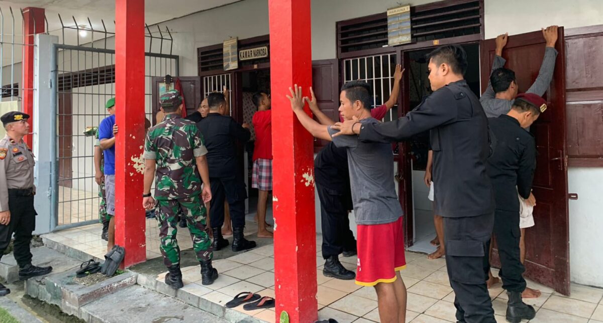 Petugas gabungan dari Lapas IIB Purwodadi bersama menggeledah kamar hunian dan warga binaan dari Lapas IIB Purwodadi Grobogan. (Masrikin/kabarterdepan.com) 