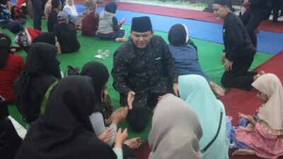 Bupati Semarang Ngesti Nugraha mengalami pemudik yang baru tiba di Pendopo Kabupaten Semarang, Senin (8/4/2024). (Ahmad/kabarterdepan.com)