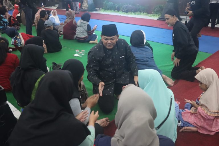 Bupati Semarang Ngesti Nugraha mengalami pemudik yang baru tiba di Pendopo Kabupaten Semarang, Senin (8/4/2024). (Ahmad/kabarterdepan.com) 
