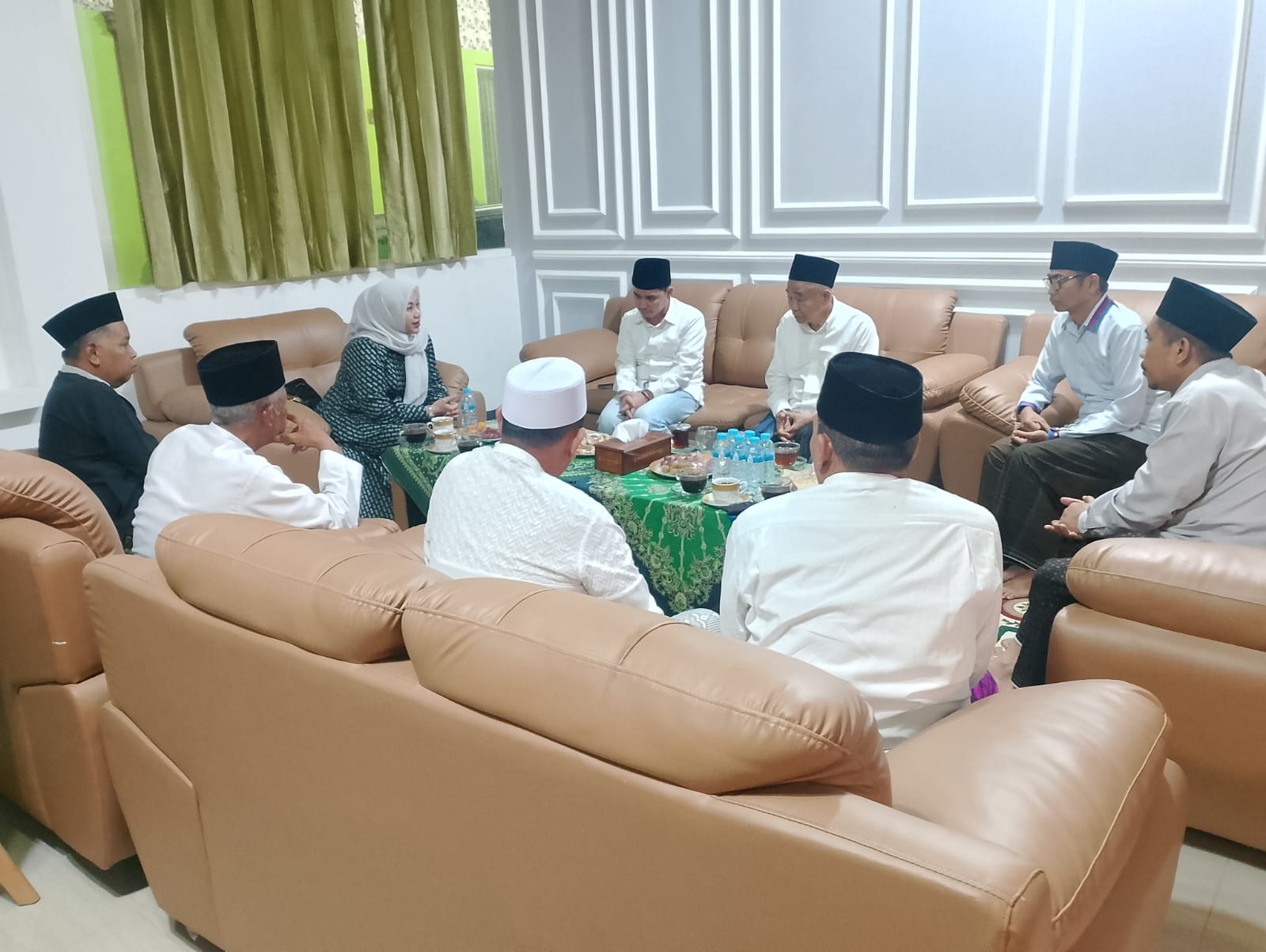 Silaturahim PKB Kabupaten Mojokerto dengan Kiai Asep Saifuddin Chalim dan Gus Barra, Senin (8/4/2024) malam. (Alief Wahdana/kabarterdepan.com) 
