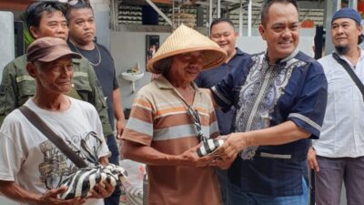 BRMH Kusumo Putro membagikan sembako kepada warga kurang mampu di Sriwedari Solo. (Masrikin/kabarterdepan.com)