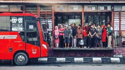 Calon penumpang menunggu Trans Semarang sesuai jurusan. (Ahmad/kabarterdepan.com)