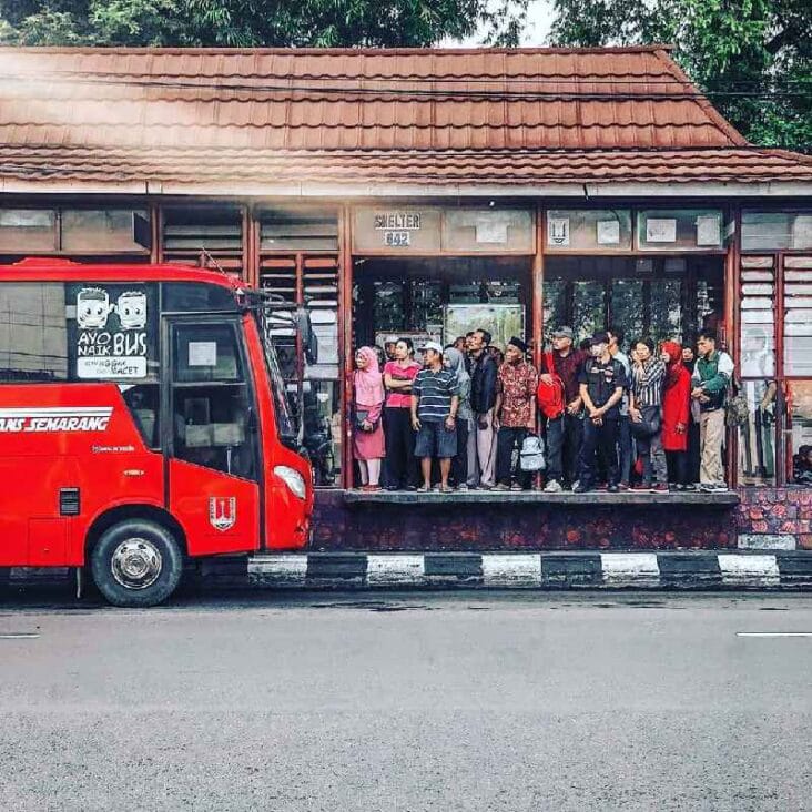 Calon penumpang menunggu Trans Semarang sesuai jurusan. (Ahmad/kabarterdepan.com) 