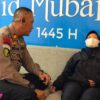 Polisi Ini Lakukan Hipnoterapi ke Pemudik yang Melintas di Mojokerto