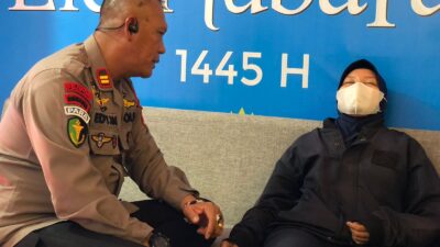 Pengendara, Dini Wahyu yang melintas di Mojokerto dihipnoterapi oleh polisi (Andy / Kabarterdepan.com)