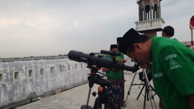 Aktifitas Rukyatul Hilal di Masjid Agung Darussalam Mojokerto, Selasa (9/4/2024). (Erix/kabarterdepan.com)