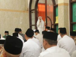 Bupati Mojokerto Salat Id dan Serahkan Dana Hibah Rp 100 Juta untuk Masjid Rahmat Jatirejo
