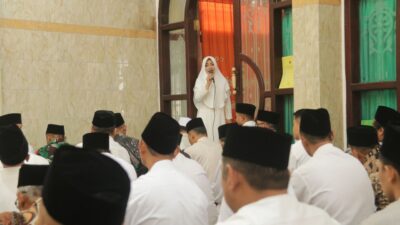 Bupati Mojokerto memberikan sambutan saat momen salat id di Masjid Rahmad, Jatirejo, Rabu (10/4/2024). (Alief Wahdana/kabarterdepan.com)
