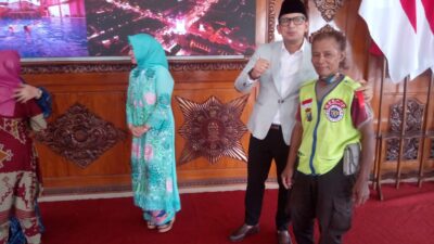 Pj Wali Kota Mojokerto Mohammad Ali Kuncoro foto bersama Relawan Birunya Cinta, Ahmad Zaenal, Rabu (10/4/2024). (Erix/kabarterdepan.com) 