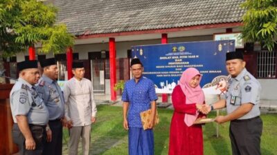 Kalapas Purwodadi Herman Anwar menyerahkan surat remisi kepada warga binaan, Kamis (11/4/2024). (Masrikin/kabarterdepan.com)