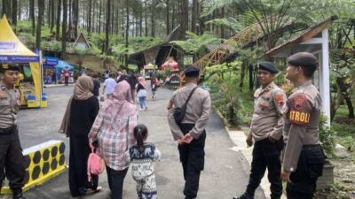 Sejumlah personel Polda Jateng turut membantu pengamanan di lokasi wisata, Jumat (12/4/2024). (Ahmad/kabarterdepan.com)