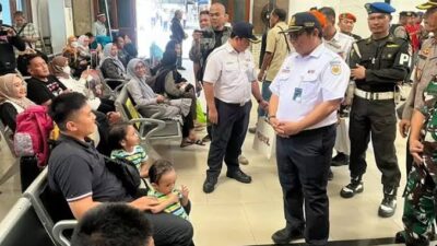 Kadaop IV KAI Semarang, Daniel Johanes Hutabarat tengah berbincang dengan penimpang KA di Stasiun Tawang, Semarang. (Sabtu/13/4/2024).