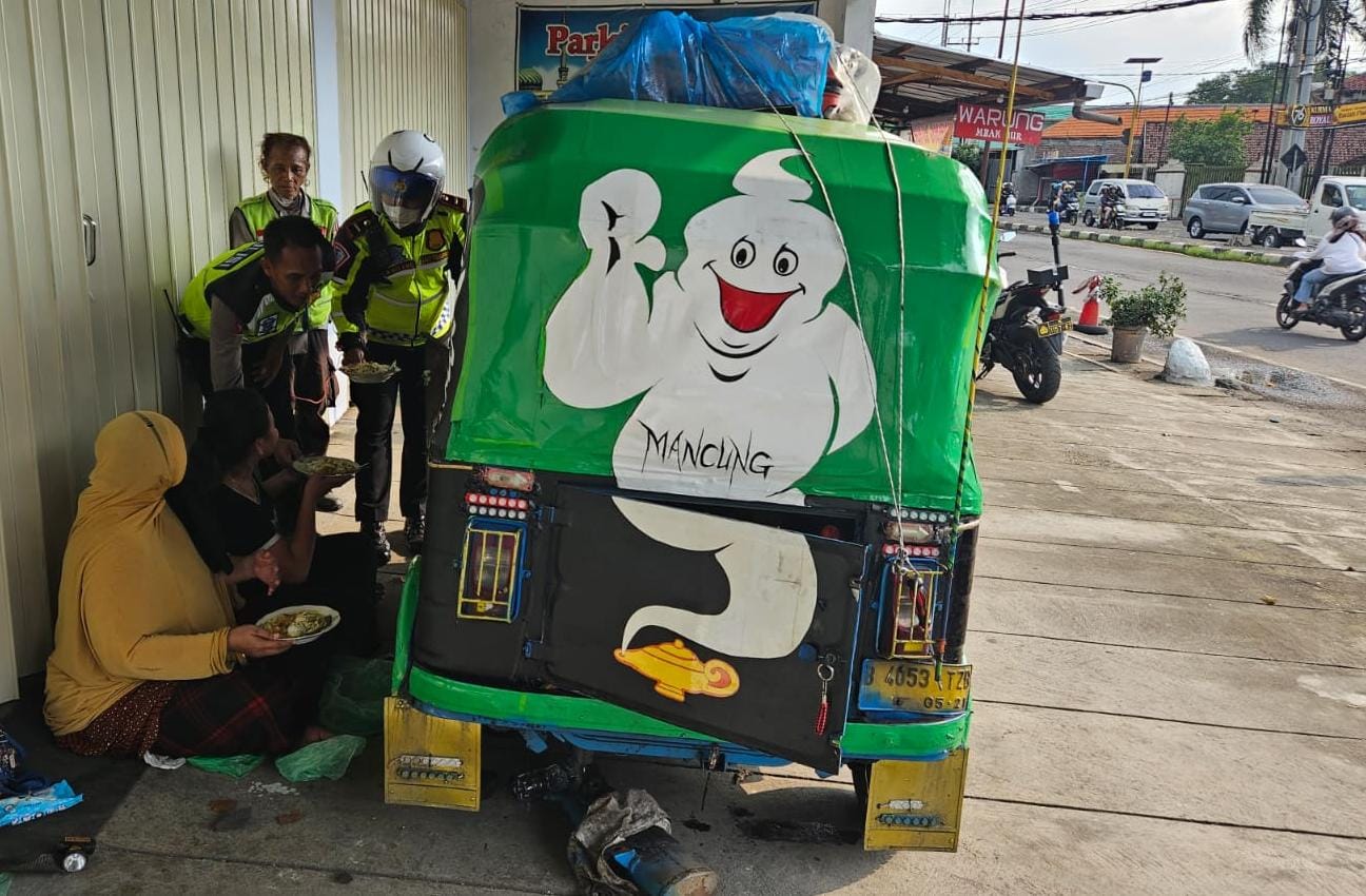 Satlantas Polres Mojokerto memberikan makanan kepada penumpang bajaj yang mogok (Andy / Kabarterdepan.com)