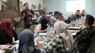 Agus Kariswanto ketika memberikan penjelasan tentang wisata Kota Semarang, Sabtu (13/4/2024). (Ahmad/kabarterdepan.com) 