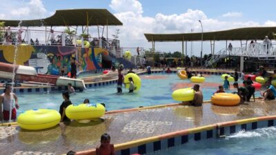 Ribuan pengunjung berenang di kolam renang Pacet Mojokerto, Sabtu (13/4/2024). (Redaksi/kabarterdepan.com)