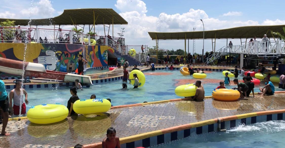 Ribuan pengunjung berenang di kolam renang Pacet Mojokerto, Sabtu (13/4/2024). (Redaksi/kabarterdepan.com)