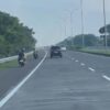 Momen Penumpang Mobil Tegur Dua Pemotor yang Masuk Jalan Tol Mojokerto